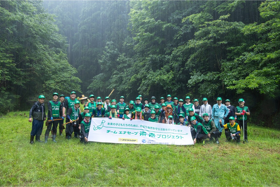 「水辺と生き物を守る農家と市民の会」のみんなで記念写真