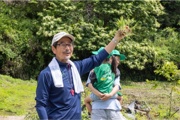 泥だらけになりながら田植え