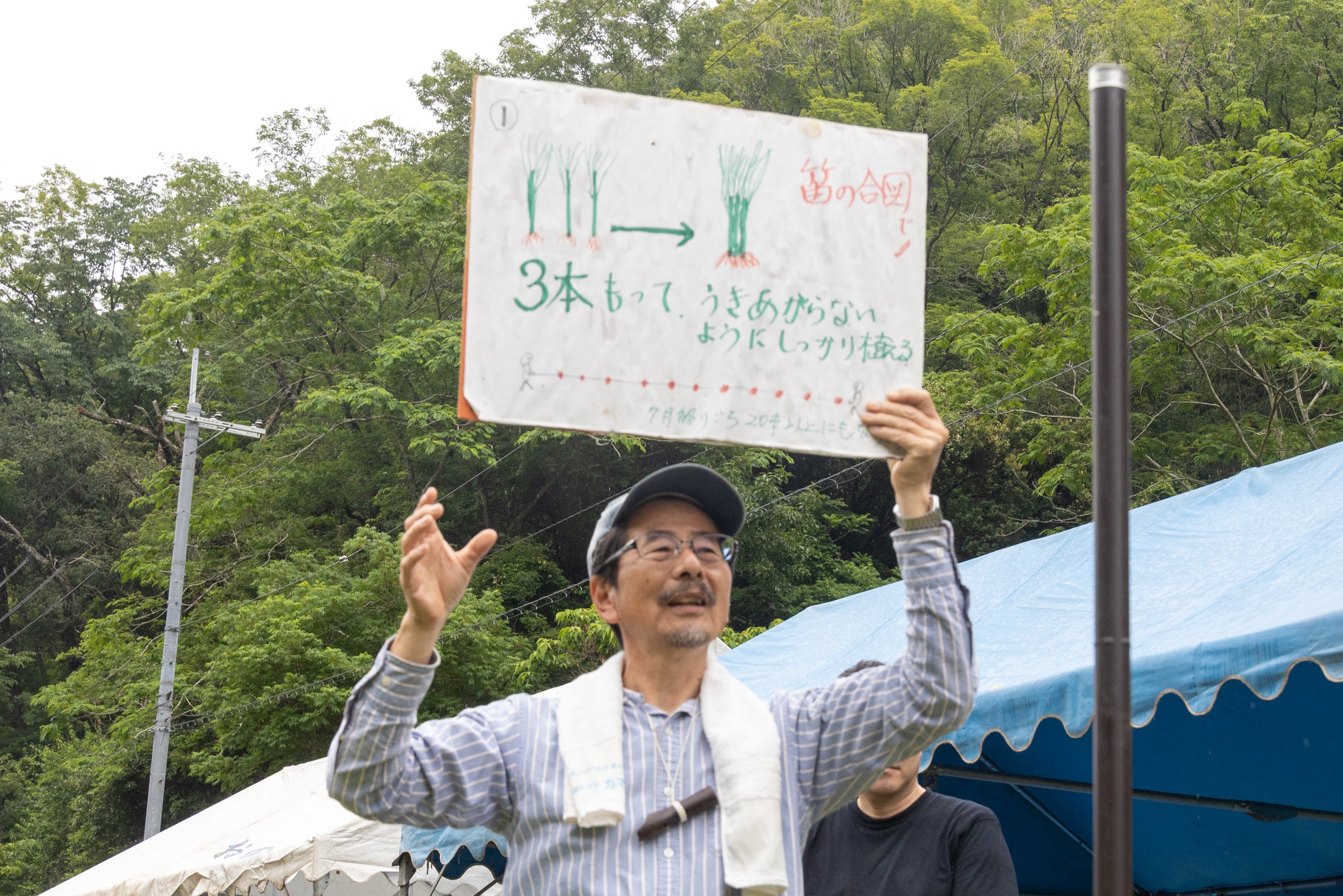泥だらけになりながら田植え