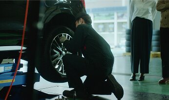 みんなの新しい毎日が、走りだしてる。夏も冬も、これ一本。次世代オールシーズンタイヤ