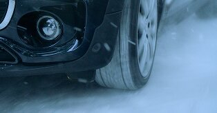 みんなの新しい毎日が、走りだしてる。夏も冬も、これ一本。次世代オールシーズンタイヤ